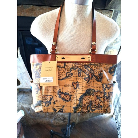 Patricia Nash Women's NWT RIACNVSTOTE- Leather European‎ Map